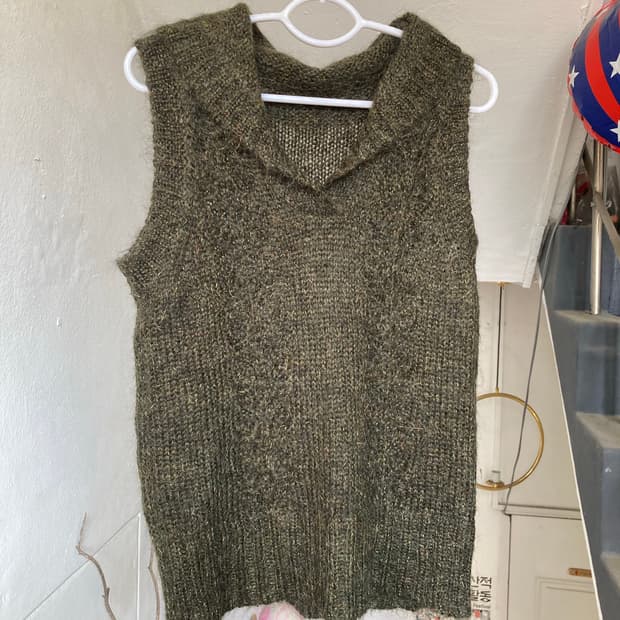 카키 그런지 니트 탑