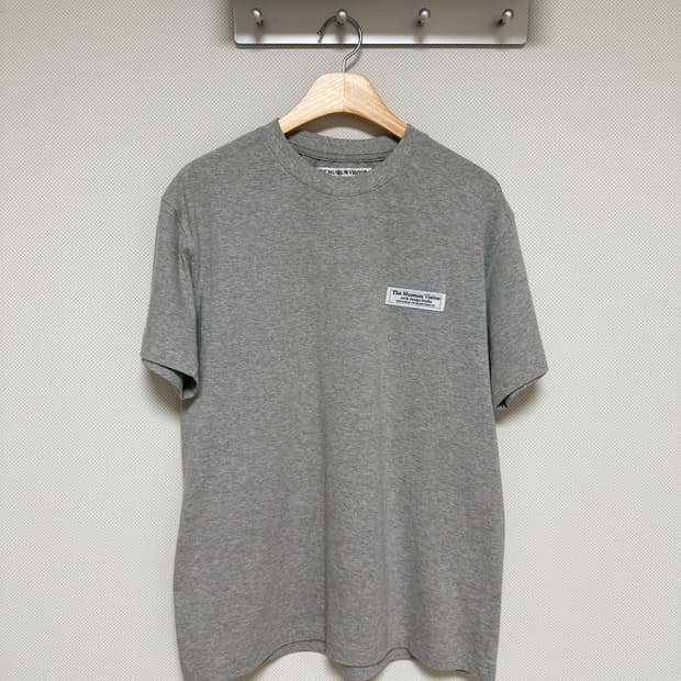 더뮤지엄비지터 실버 큐빅 스터드 로고 티셔츠