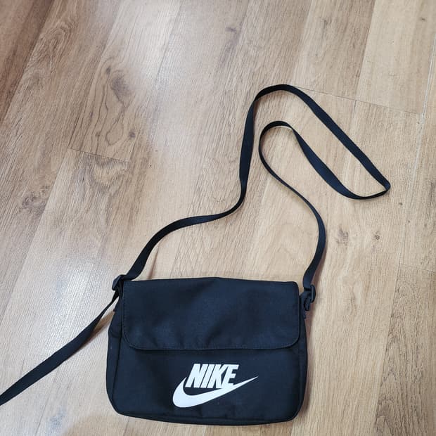 1092) 나이키 스포츠웨어 퓨추라 크로스백
