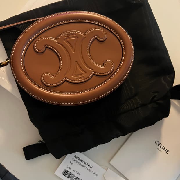 새상품) 셀린느 스무스 카프스킨 크로스바디 오발 퍼스 레더 트리옹프 탄