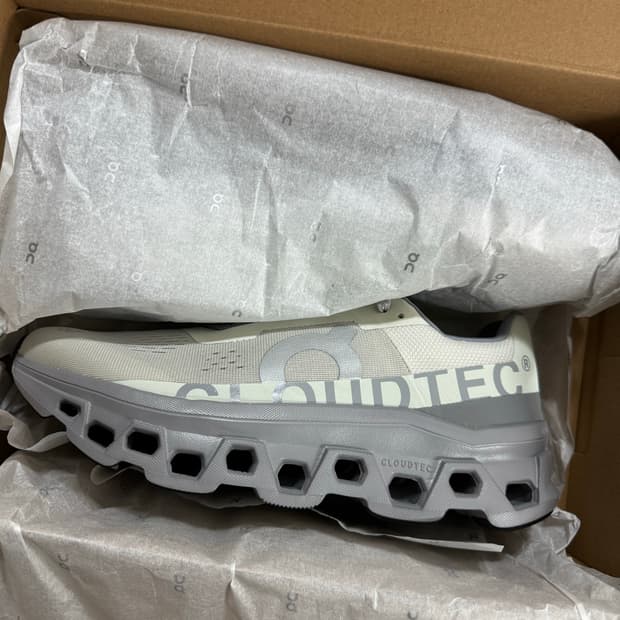 새제품) 온러닝 클라우드몬스터1 아이스 알로이 43/280 사이즈