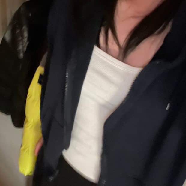 핏 좋은 네이지 후드집업