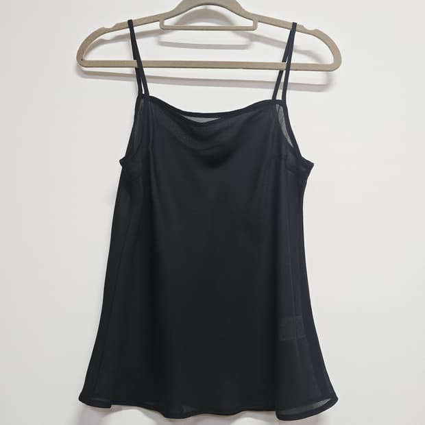 온앤온 블랙 쉬폰 나시 탑