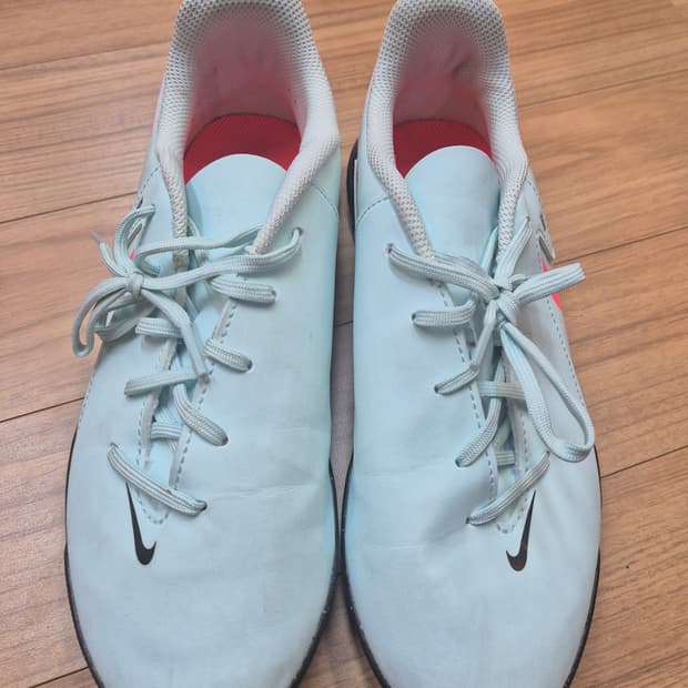 나이키 팬텀 GX 풋살화 240mm 판매합니다

- 사이즈: US 6Y,