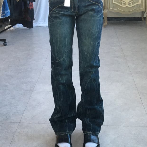 Back stud point washing denim pants