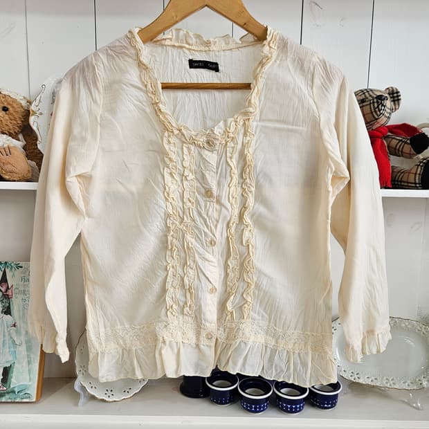크림 레이스 프릴 블라우스