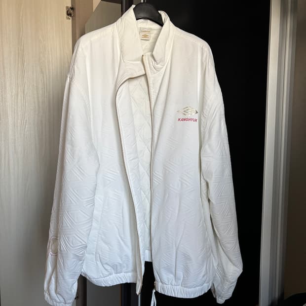 엄브로 x 강혁 화이트 마스 fc 디렉터 프로텍트 자켓