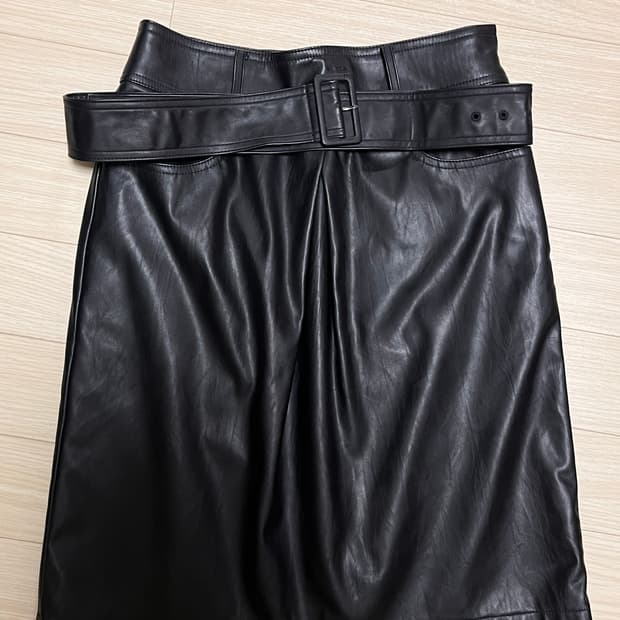 마뗑킴 레더 미디 스커트