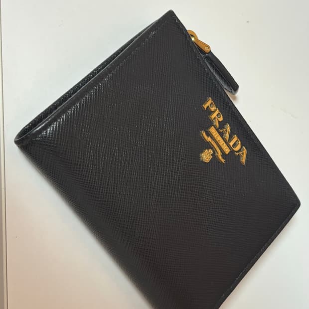 프라다 사피아노 메탈로고 카프스킨 반지갑 블랙&핑크