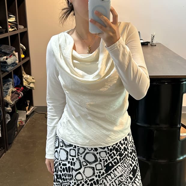 드레이프 실루엣 탑