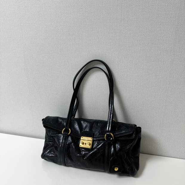 미우미우 플랩 레더 숄더백