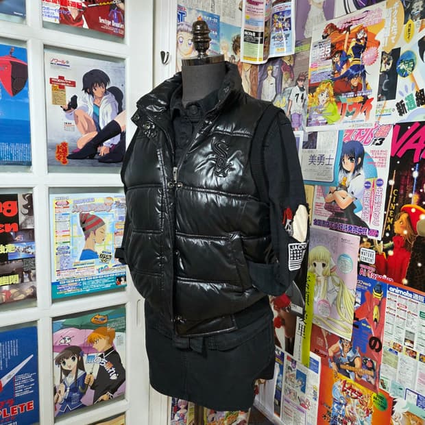 엠엘비 화이트삭스 블랙 유광 패딩 베스트