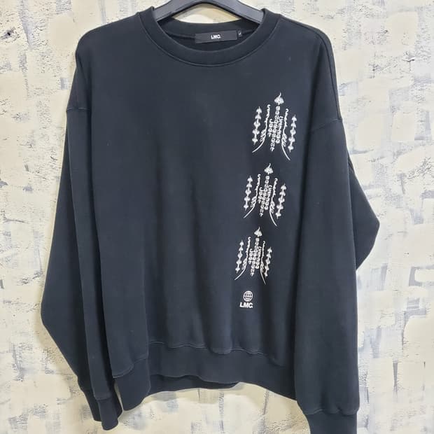 LMC 블랙 프린팅 맨투맨  