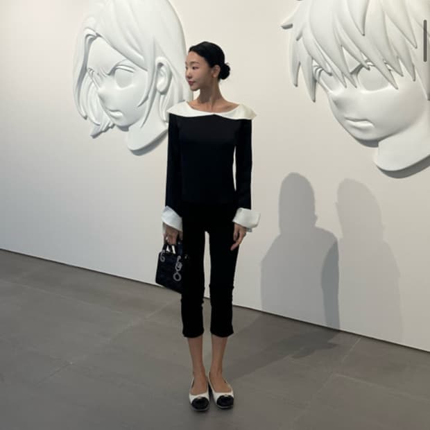 튤립 숄더라인 블라우스