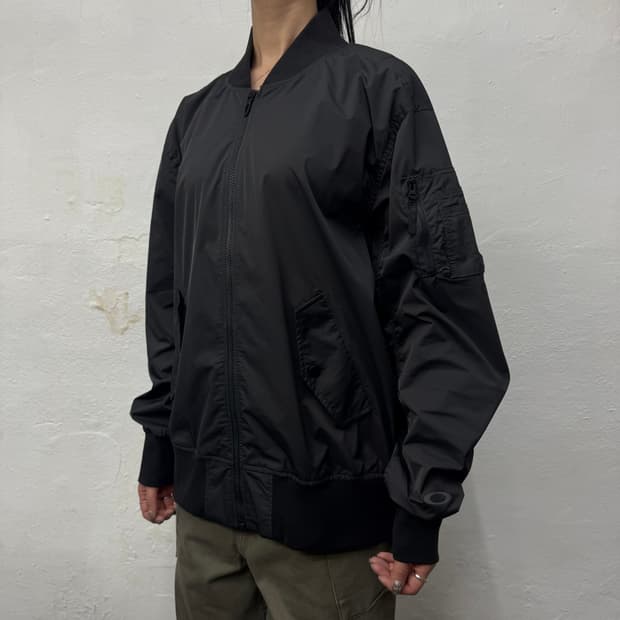 오클리(OAKLEY) 차콜컬러 폴리에스터 논칼라 쉘 플라이트 자켓