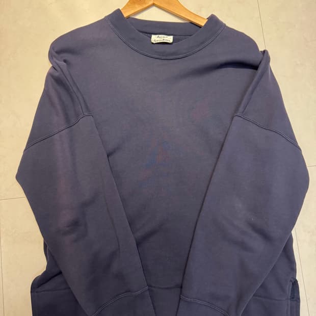 아크네 맨투맨 M