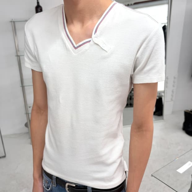 미하라 야스히로 비대칭 브이넥 티셔츠