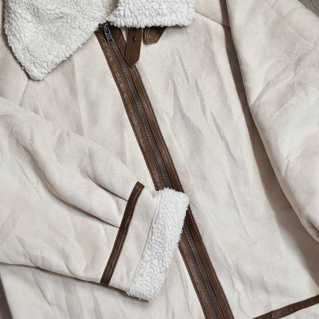 GORGE 크림 양털 무스탕