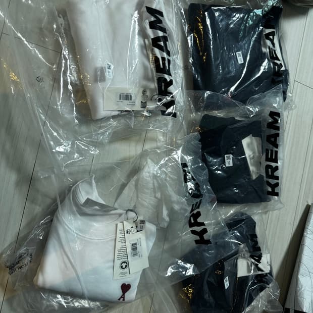 정품  아미 하트 로고 티셔츠 새상품 블랙/화이트