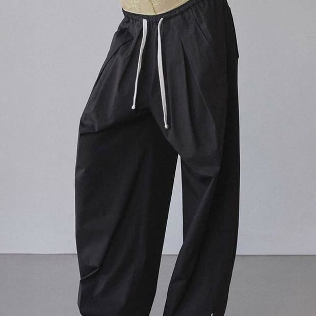 [S] 스컬프터 베드 투 고 핀턱 팬츠 블랙