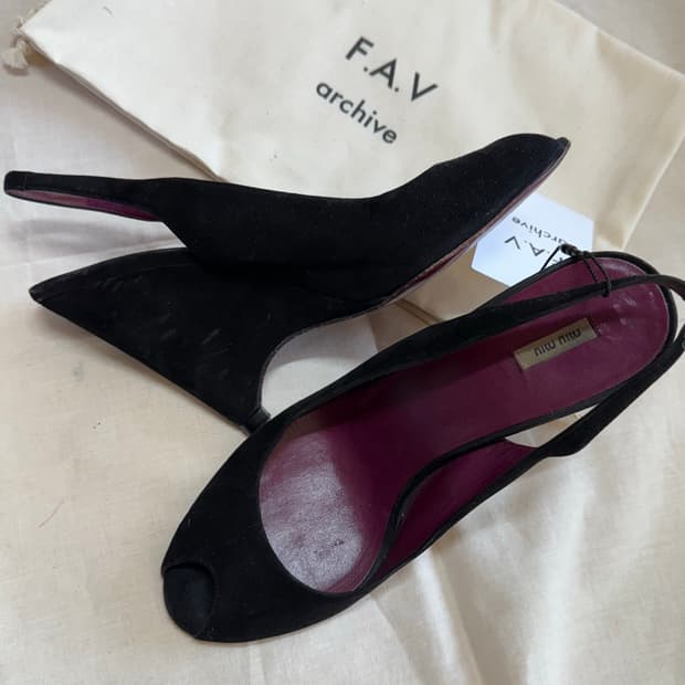 미우미우 스웨이드 오픈토 웨지 슬링백