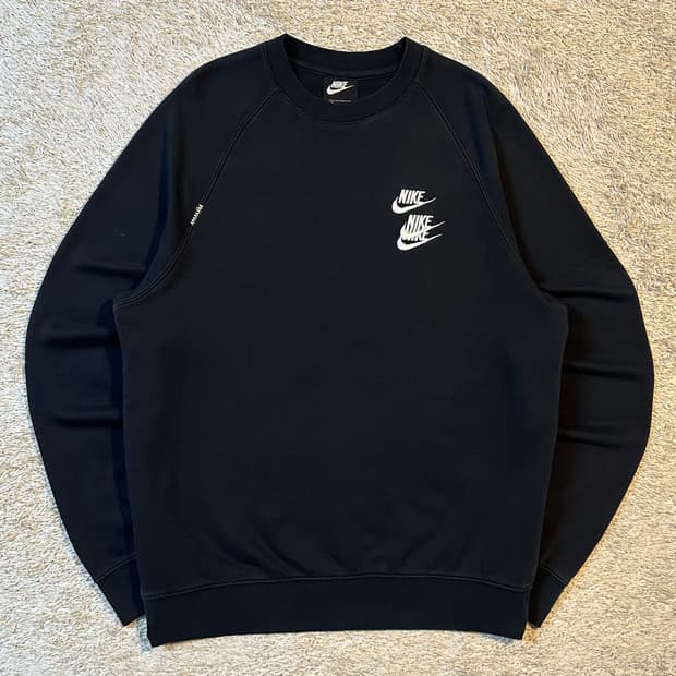 나이키 NSW 자수로고 월드투어 맨투맨 블랙