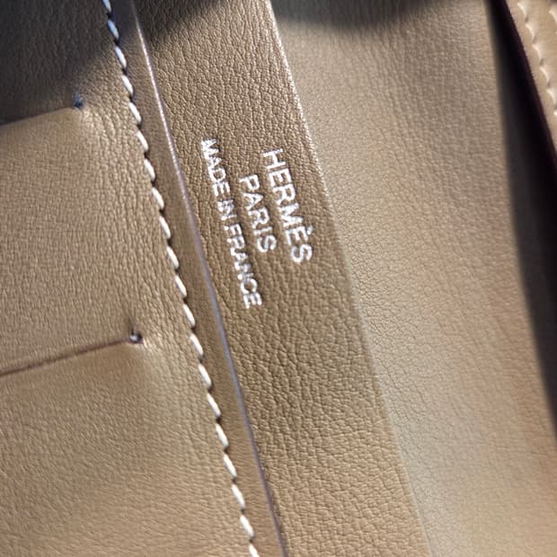 에르메스 트윌 장지갑 에토프색상 팝니다.