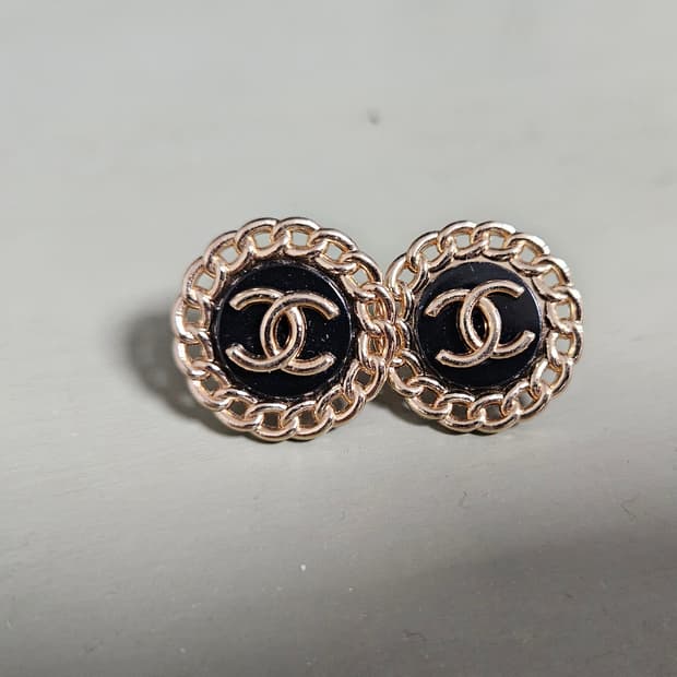 샤넬 cc로고 라운드 단추귀걸이(정식통관된정품로고)