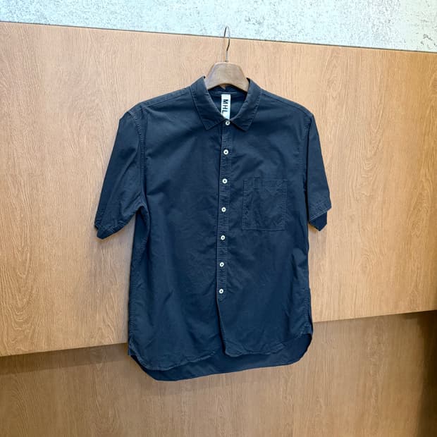 마가렛 호웰 반팔 셔츠 무지 체스트 포켓 디테일 레귤러핏 네이비