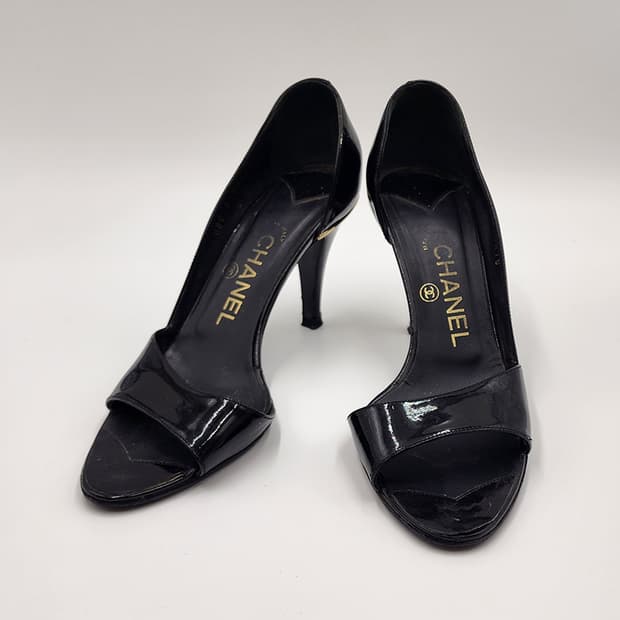 샤넬 블랙 페이던트 도르세이 CC로고 오픈토 힐 G25878 37