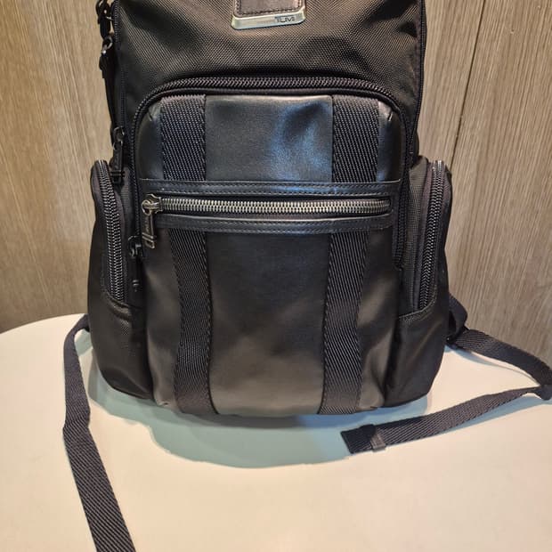 투미 백팩 판매합니다 
자연스런 사용감외엔 마모손상 없습니다 
1호선 부
