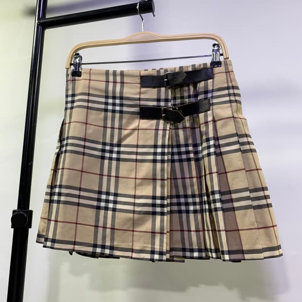 버버리 백화점판 여성 미니스커트 판매합니다 