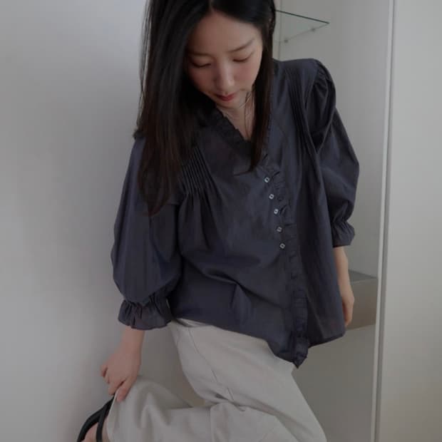 Soez  pearl fill pintuck blouse navy