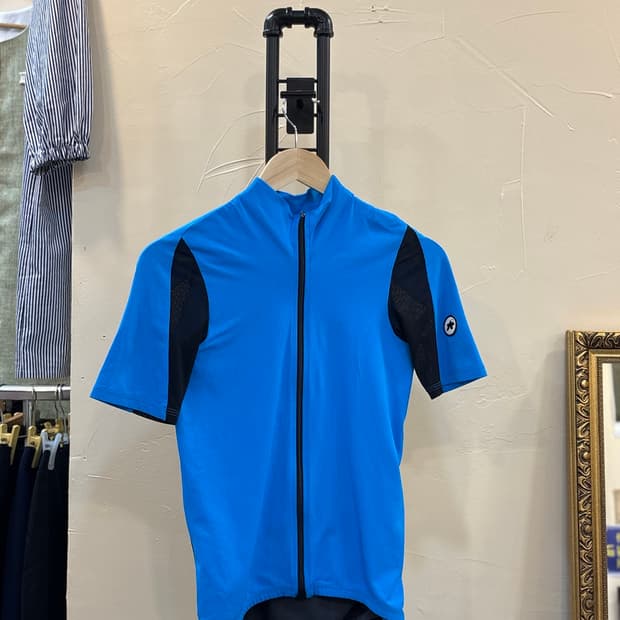 Assos 반팔집업