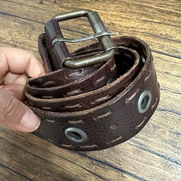 게스(GUESS) 빈티지 아일렛 통가죽 벨트 브라운