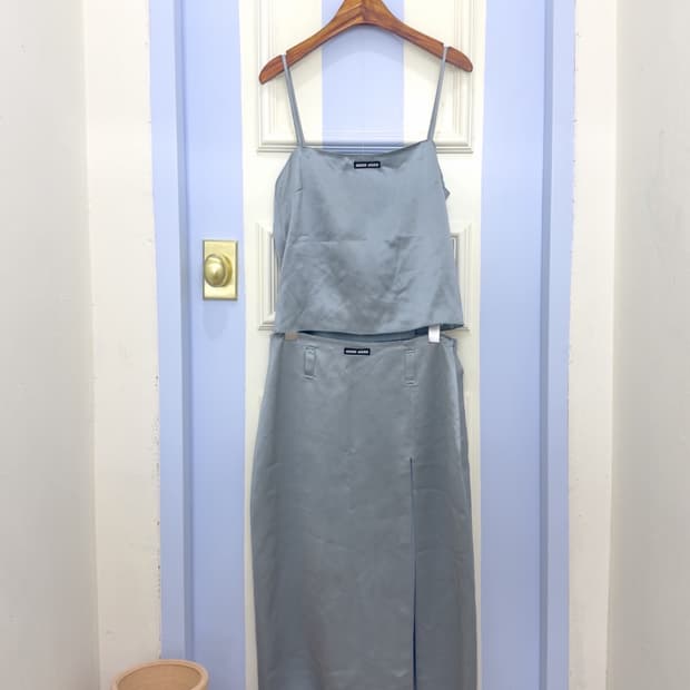 미우미우 23FW 새틴 로고 캐미솔 & 스커트 셋업