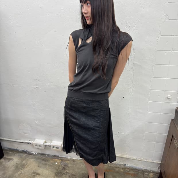 아르마니 컷아웃 슬리브리스 (Armani Cutout Vest Top)