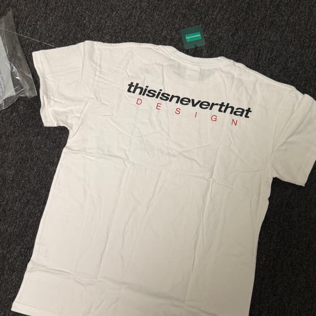 [L] 디스이즈네버댓 DSN-Logo Tee 로고 반팔 화이트