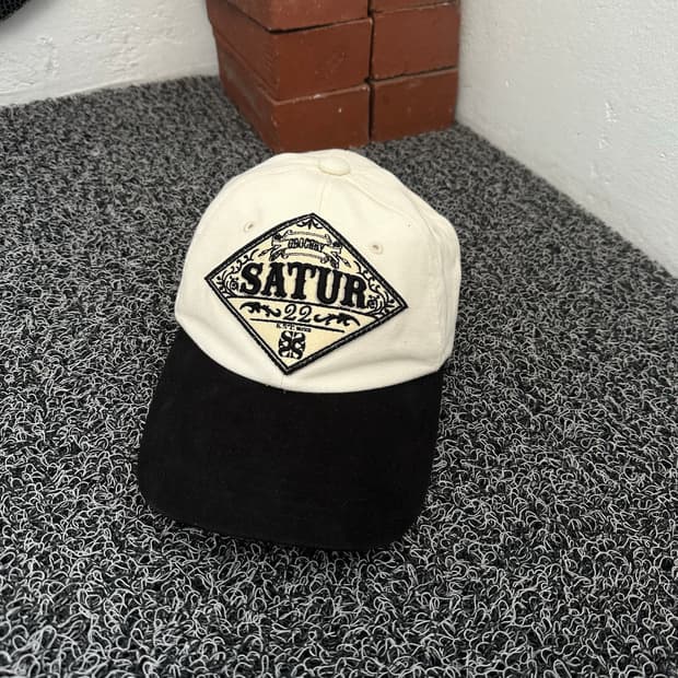 새터데이즈 서프 NYC 볼캡 블랙/화이트
