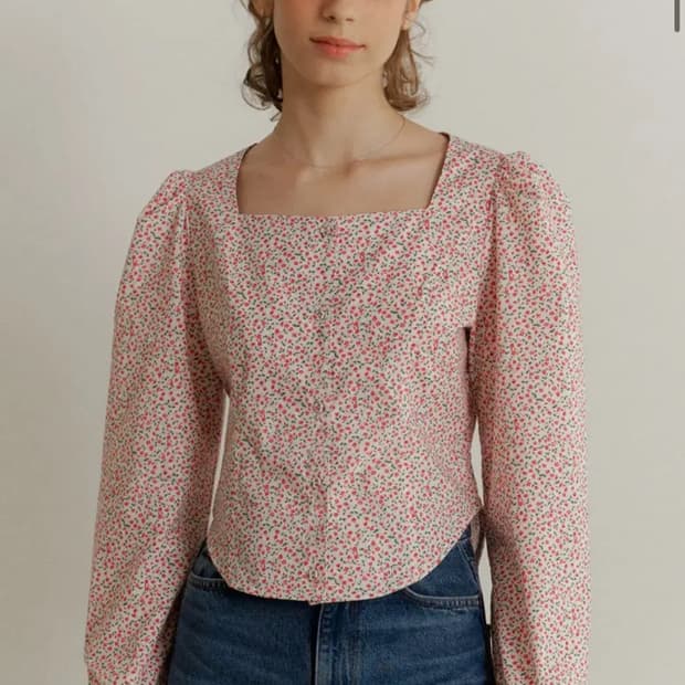 어몽 플로랄 스퀘어넥 블라우스