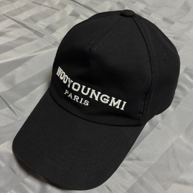 [OS] 우영미 화이트 자수 로고 볼캡 블랙