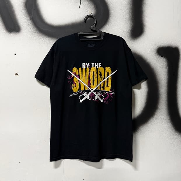 Gildan 길단 BY THE SWORD 프린팅 밴드 락 티셔츠