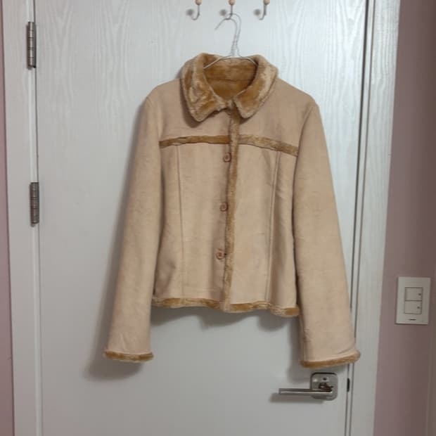 Courreges 크림골드 컬러 스웨이드 퍼 트리밍 무스탕 자켓