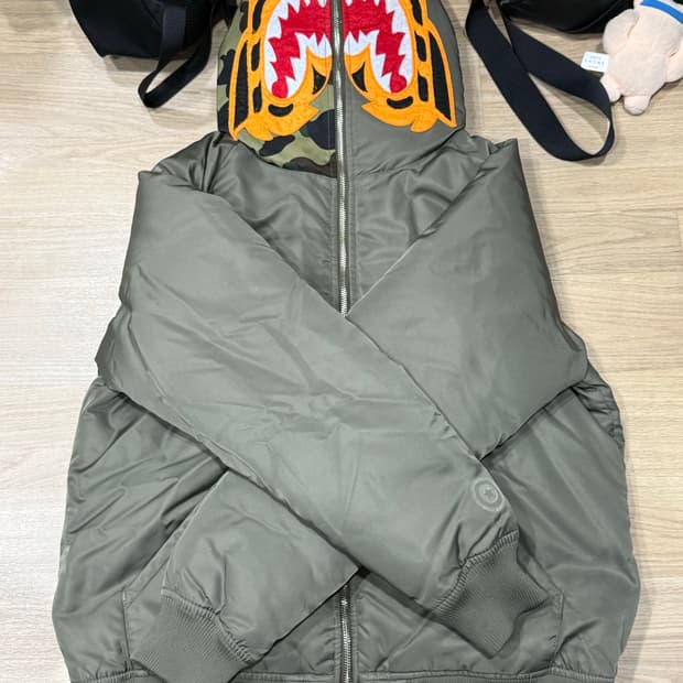 베이프 타이거 패딩 올리브