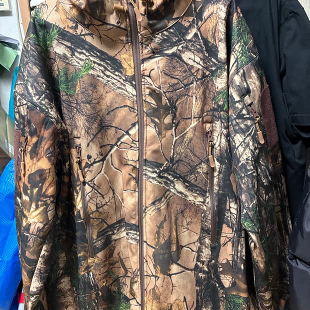 리얼트리 카모 패턴의 후드 자켓