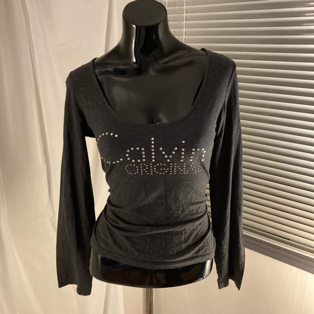 캘빈 큐빅레터링 롱슬리브