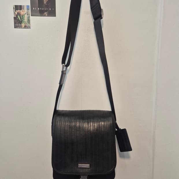 폴스미스 브랜드의 남성용 크로스백
