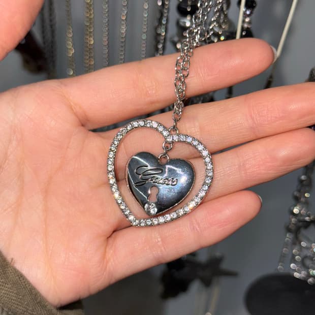 게스 하트 자물쇠 큐빅 네크리스