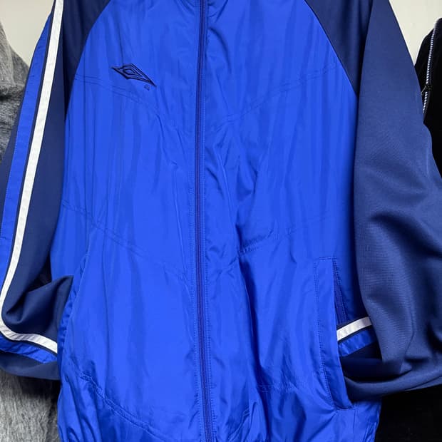 엄브로 올드스쿨 바람막이