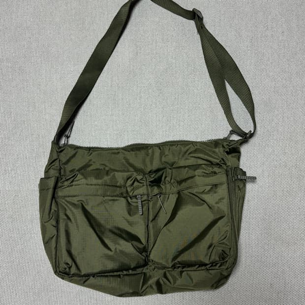 유니클로 멀티 포켓 숄더백 카키(유니포터)